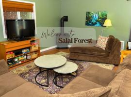 Salal Forest - 2 bedroom cabin in the forest，位于托菲诺的酒店