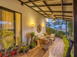 Alaya Stays Dacha 3 BHK Villa with Jacuzzi & Outdoor Bar，位于Palwal的酒店