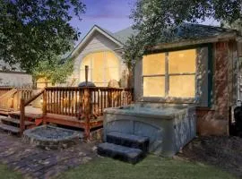 Artist Retreat at Cypress Creek - Hotub - Sleeps 9