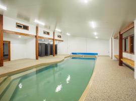 Island Escape with 12m Indoor Pool，位于Surf Beach的酒店
