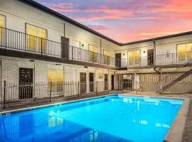 Relaxing 2BR Haven in Heights with Pool and Free Parking