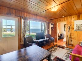 Lakeside Cabin with Beach about 14 Mi to Ski Area!，位于Lakeside的酒店