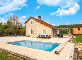 Charming House in Hautefort with Pool & Nature，位于Hautefort的酒店