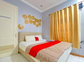 RedDoorz Near Taman Bunga Nusantara 2，位于西昆都尔的酒店