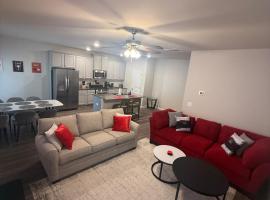 Stay in a brand new townhome in Winder!，位于温德的酒店
