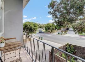 Walk to Beach And Cafes Near City And Airport，位于West Beach的酒店