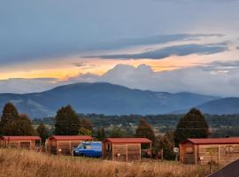 Camp The sunrise hill，位于皮夫卡的酒店