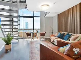 KozyGuru Darling Harbor View Stylish Loft