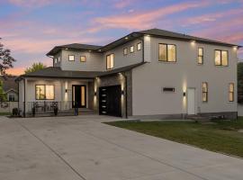 Spacious 5-Bedroom Home in Murray with Garden Views，位于穆雷的酒店