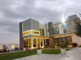 calm chalet گالم شالية，位于Ţaymissah的酒店