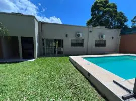 Moderna casa quinta con pileta frente al rio