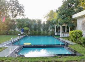 Amarna- The Lux Villa with Pool near Delhi Gurgaon，位于古尔冈的酒店