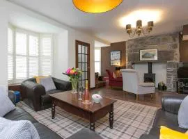 Awelon Holiday Cottage sleeps 10, Hot Tub, Log Burner, North Wales, Porthmadog