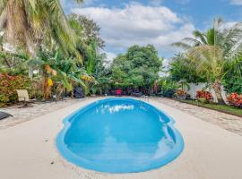 1 Mi to Beach Sunny Lantana Cottage with Pool!，位于兰塔纳的酒店