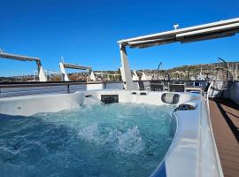 Sea Diva - luxury boathouse，位于波尔托罗的酒店