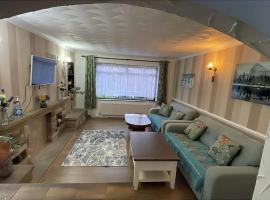 3 Bed Room House very close to town，位于巴塞尔顿的酒店