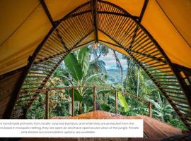 Jungle Gayborhood - LGBTQ Boutique Hotel and Retreat，位于San Luis的酒店