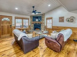 Cozy Cabin With Hot Tub, Grill, Fire Pit & Game Room