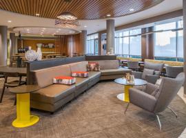 万豪酒店亨茨维尔市中心春季山丘套房，位于亨茨维尔的浪漫度假酒店