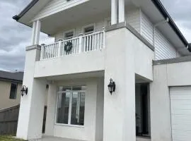 Room stay- 25 min to Melbourne Airport and next to Hume Freeway