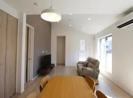 Newly built two-story house! 2 minutes to the station, parking lot, easy access to Disneyland, close to restaurants and shops!