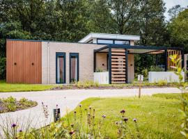 Spacious holiday home in Voorhuizen with terrace，位于福尔特赫伊曾的海滩酒店