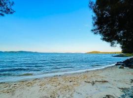 Bay Getaway - Beach, Nature walks and a Two Storey House，位于Orobilbah Island的酒店