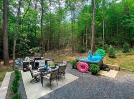 Waterfront A-Frame Cabin w Hot Tub, Outdoor Kitchen, Firepit Near Hiking & ATV Trails - 10 mins to Helen, GA，位于索蒂纳科奇的酒店