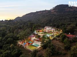 StayVista at The Redstone Villa with Bar, Lawn & Pool，位于戈尔哈布尔的酒店
