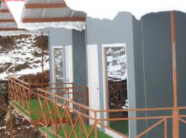 Dhanaulti Snow cottages with adventure park，位于达纳尔蒂的酒店