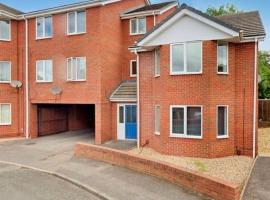 Comfy 2-bedroom Flat with Private Parking，位于达德利的酒店