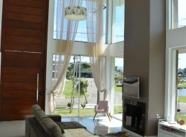 Casa com 5 suítes e piscina em condomínio Dubai，位于卡庞达卡诺阿的酒店