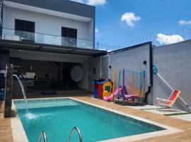 Sobrado novo e lindo com piscina，位于圣若泽杜斯坎普斯的酒店