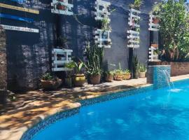 CASA CON PILETA Selecciona casa, Loft o pieza，位于科连特斯的带停车场的酒店