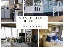 Silver Birch Retreat - Percy Woods Country Retreat With 18 HOLE FREE GOLF，位于阿尼克的酒店