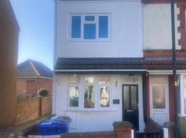 White Sands, NEWLY renovated central 2 bed house near Cleethorpes beach and all amenities，位于克利索普斯的酒店