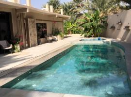 Bostan Al-Mostadhill Chalet，位于尼兹瓦的带按摩浴缸的酒店