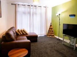 Awesome Coventry Home for Business Contractors and Suitable for families with Free Parking 14mins from NEC