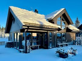 High standard cabin at Sjusj&oslash;en sauna, hot tub & ski trails right outside，位于Ringsaker的带热水浴缸的酒店