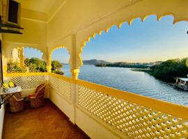 Vallabhgarh A lake facing balcony，位于乌代浦的酒店
