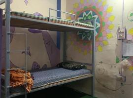 Basecamp Hostel By Nirvana House，位于Manīkaran的酒店