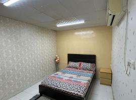 Furnished Bedroom with beside or out side bathroom，位于沙迦的酒店