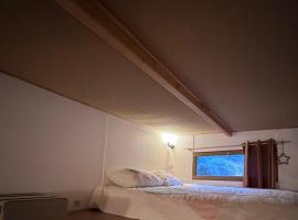Tiny house au coeur de la foret，位于Les Martys的酒店