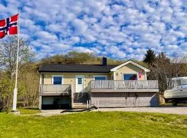 Familyfriendly-modern, in the fishingtown Stamsund, with Sauna and Jacuzzi