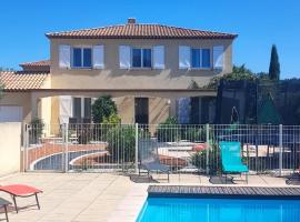 villa classée 4 étoiles avec piscine et boulodrome，位于Canet的酒店