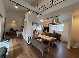 サウナやバーベキューなどペットと楽しむ八ヶ岳貸別荘ハチん家，位于北斗市的酒店