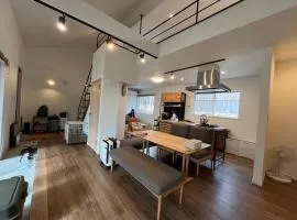 サウナやバーベキューなどペットと楽しむ八ヶ岳貸別荘ハチん家