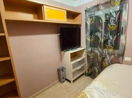 Room in shared apartment - shared bathroom，位于阿雷西费的酒店