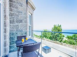 Porthminster View Luxury Sea Views Balcony, Parking, Pool, Spa & Gym，位于圣艾夫斯的酒店