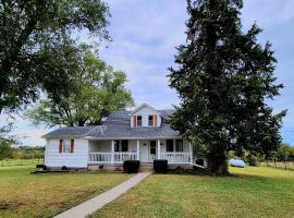 Warrensburg, UCM, Whiteman AFB, KC Chiefs, Wedding Venue, Bring your Pet, Secluded Farmhouse，位于Centerview的酒店